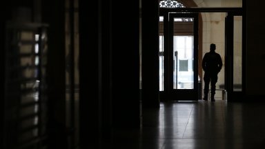 Анализ на държавното обвинение показва че двама прокурори от Софийската