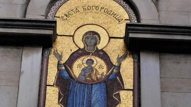 Тази особена нейна близост е осезаема за вярващите молитвено тъй