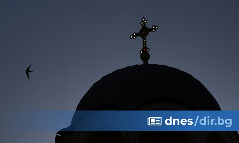 Снощи, около 23:09 ч., гражданин е забелязал пожар при вратата