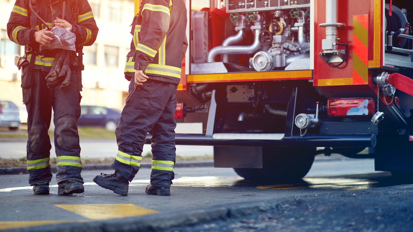 Детска игра със спрей подпали три автомобила в Перник