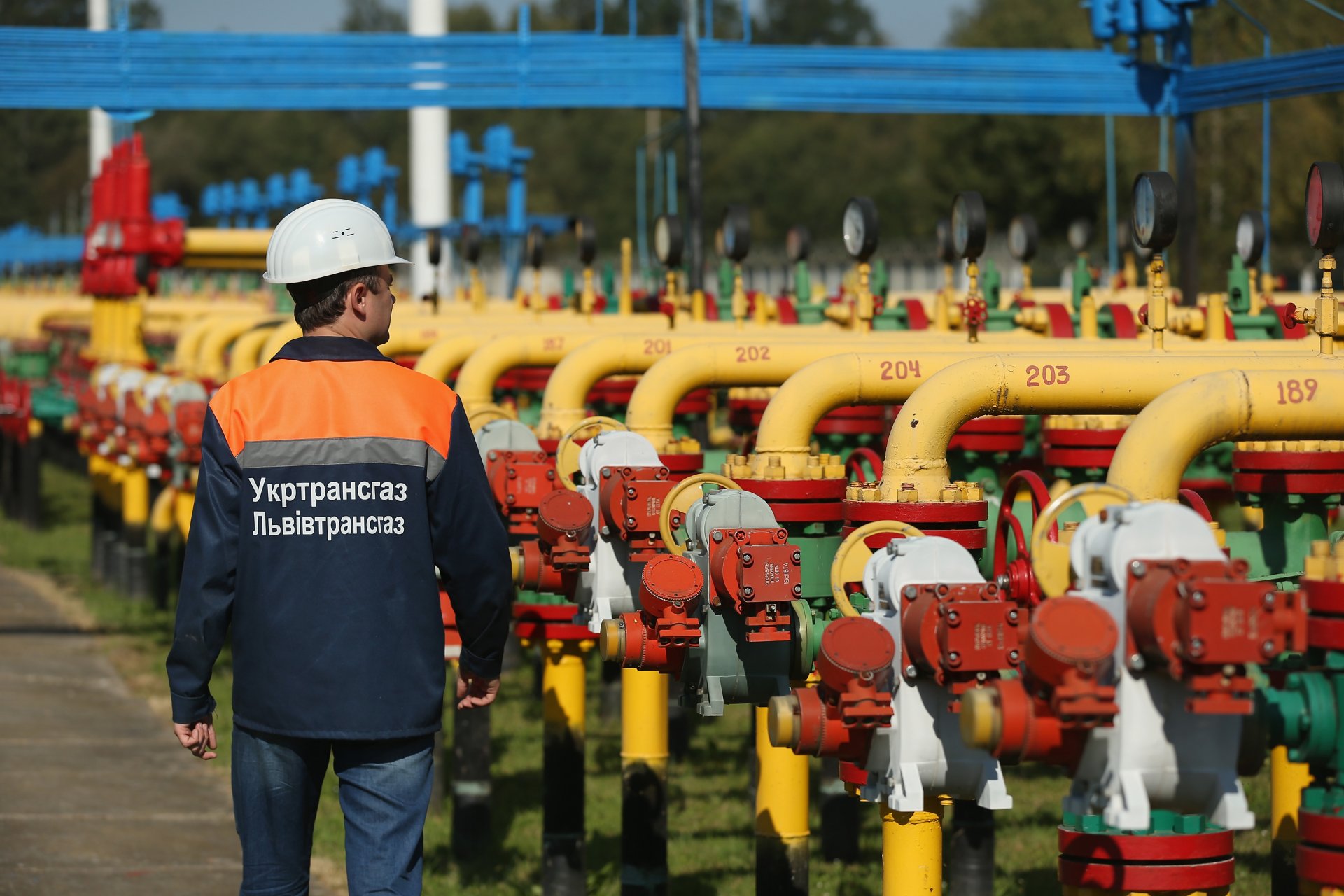 Работник оглежда съоръжения на украинската газопреносна система