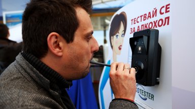 Пред представители на медиите и водачи начините на тестване демонстрира