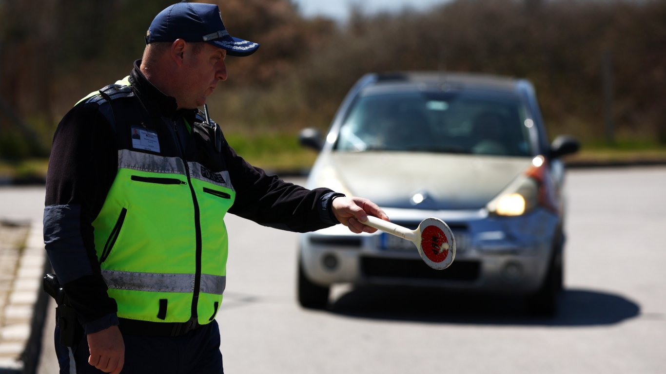 Шофьор без книжка катастрофира при опит да избяга от полицаи, пробата му показа 3 вида дрога