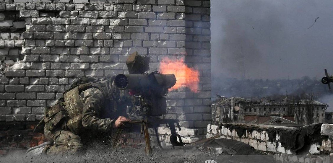 Украински войници стрелят по руски позиции