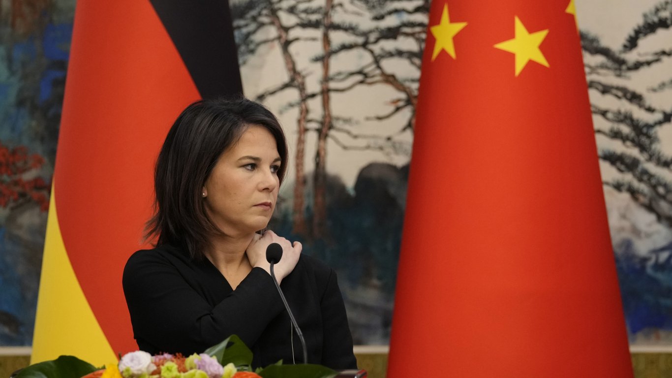 Аналена Бербок по време на общата пресконференция в Пекин с китайския външен министър Цин Ган
