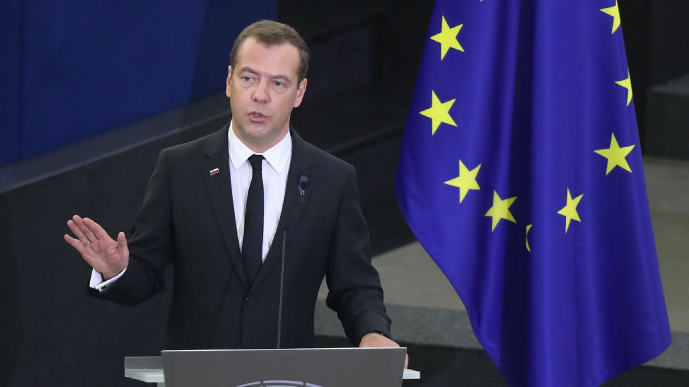 Бившият руски президент Медведев заплаши Полша с "радиоактивна пепел"