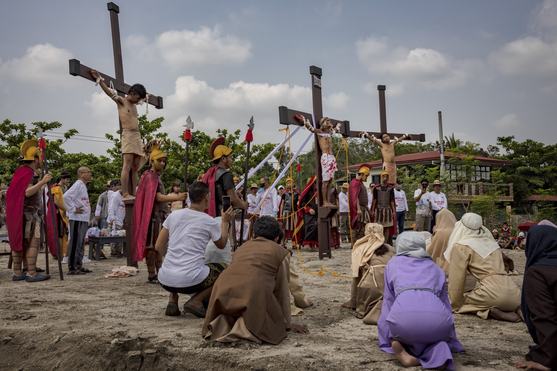 Филипините: По време на ритуала разкайващи се съгласяват доброволно да бъдат приковани на кръст, но това се разглежда като крайност и няма подкрепата на католическата църква. 