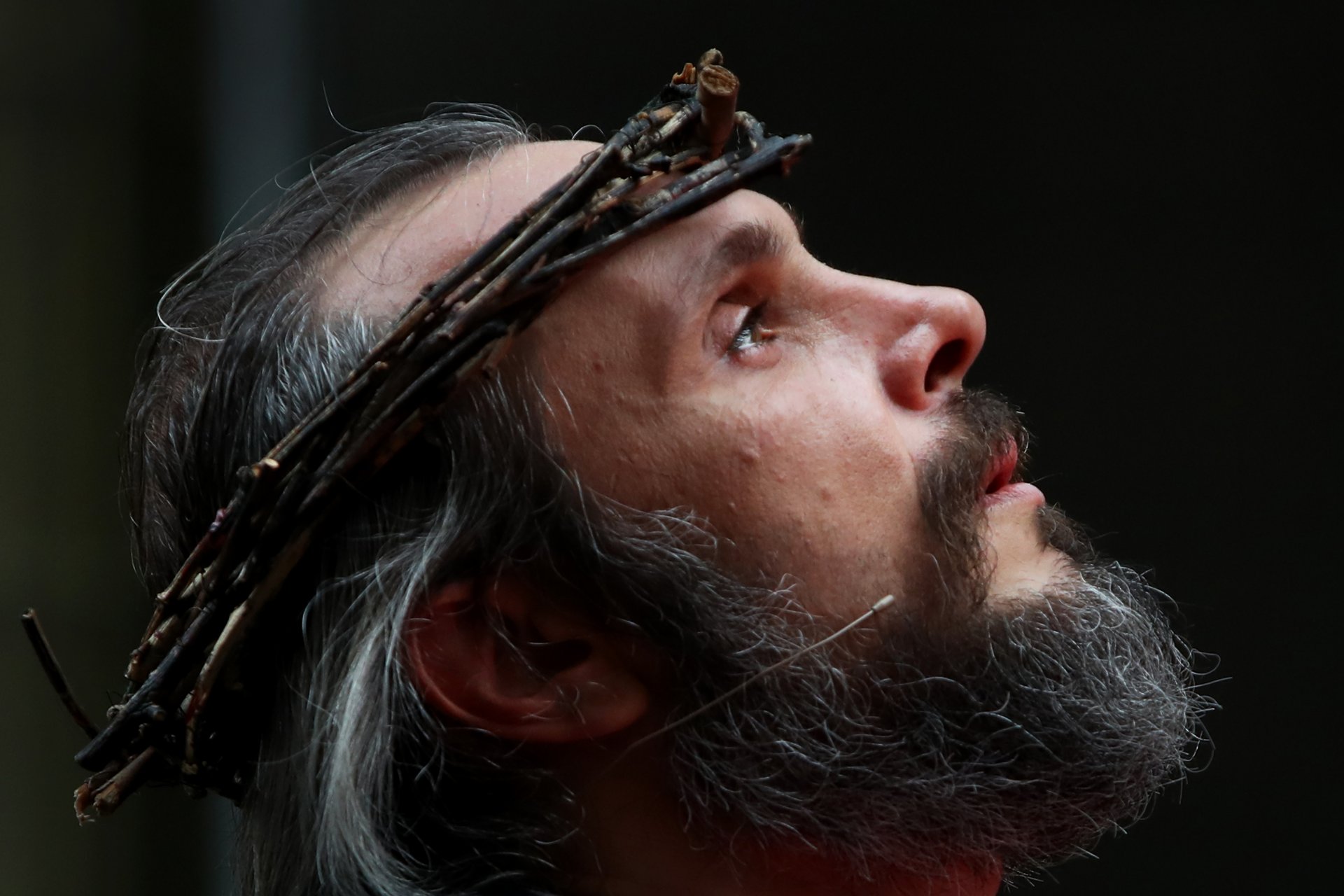 Рафаел Хадад, облечен като Исус Христос по време на театрално представление на открито на Разпети петък.