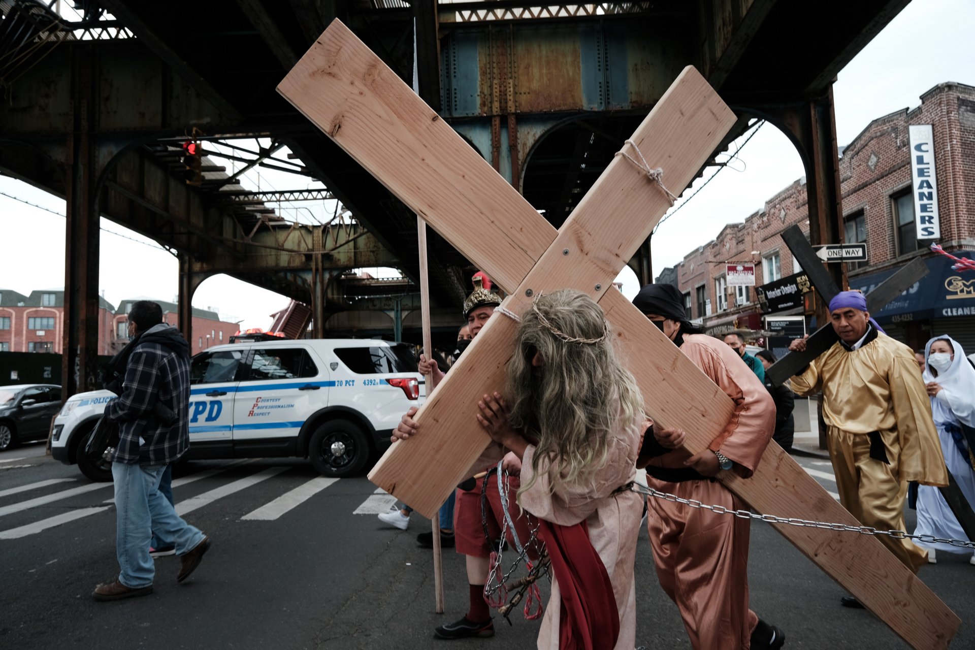 Членове на църквата "Света Роза от Лима" в процесия на Разпети петък в Бруклин на 07 април 2023 г. в Ню Йорк.
