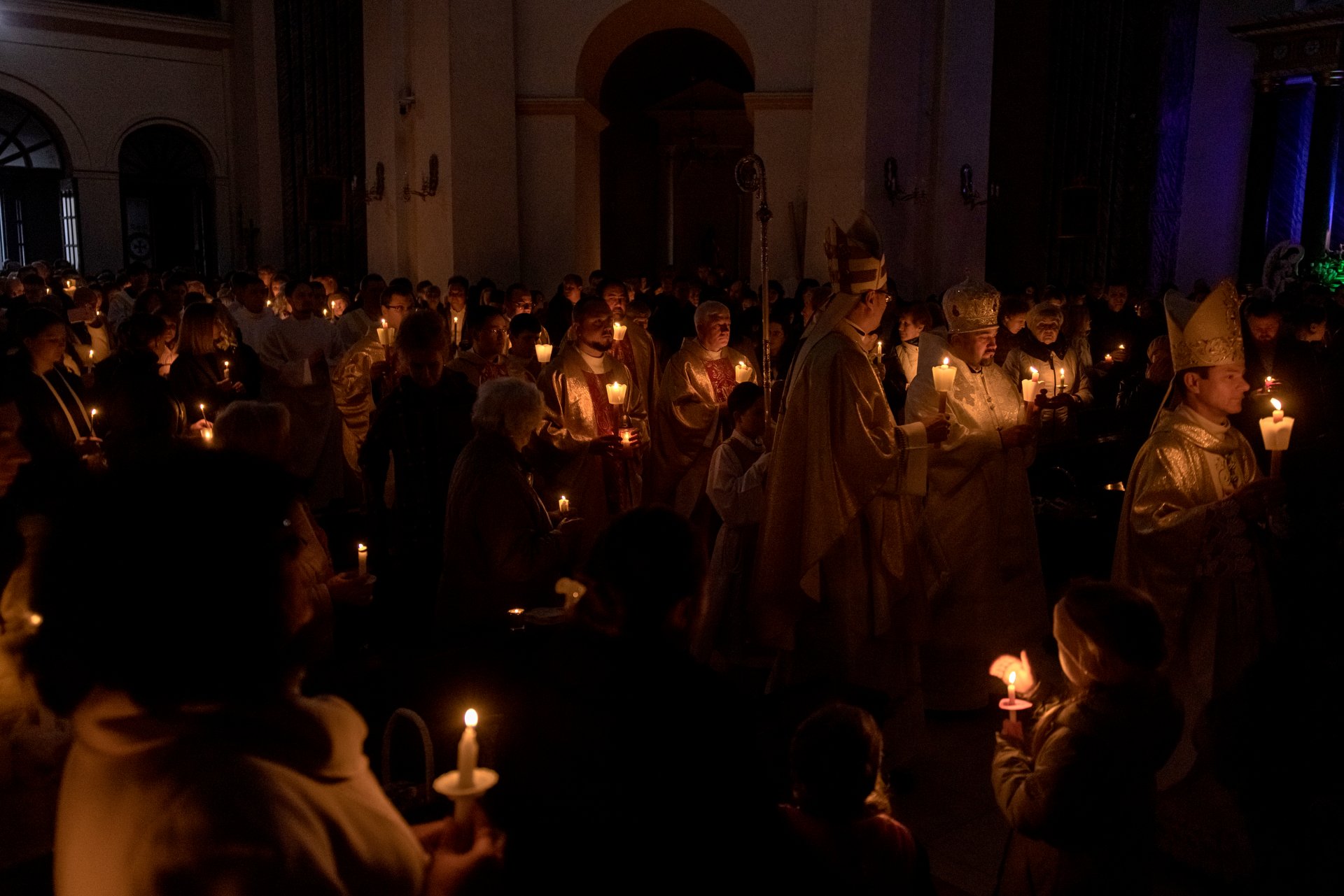 Членове на духовенството и вярващи, палят свещи по време на литургията на Великденското бдение в катедралата "Свети Александър" на 8 април 2023 г. в Киев, Украйна. 