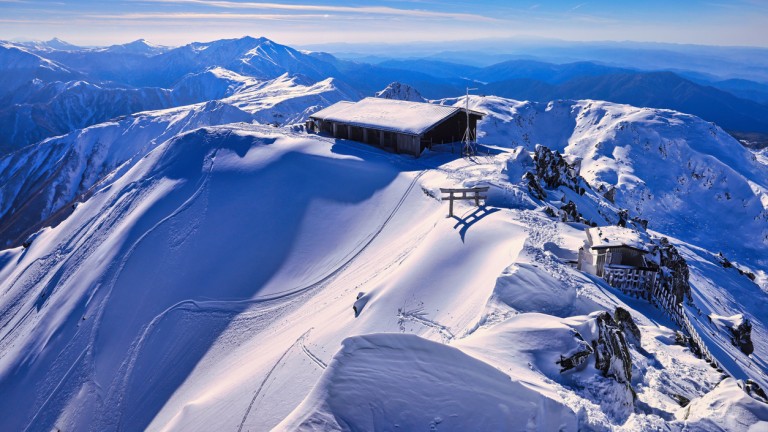 На "покрива на Япония" и зашеметяващият 20-метров снежен коридор (видео)