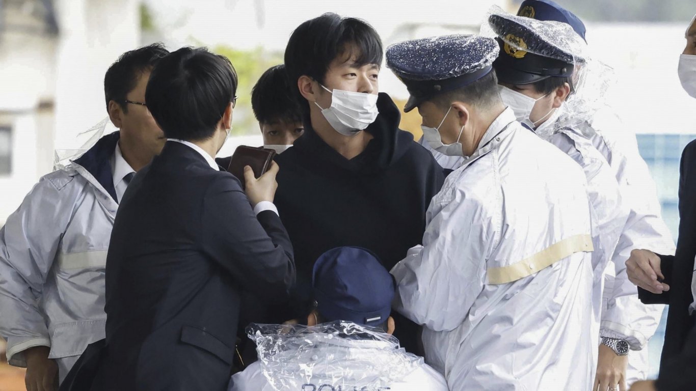 Японският премиер се върна към предизборната кампания, след прекъсване заради експлозия