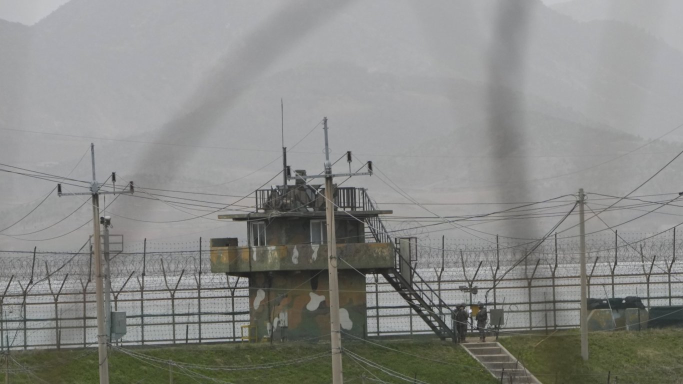 Аналена Бербок посети демилитаризираната зона между Северна и Южна Корея