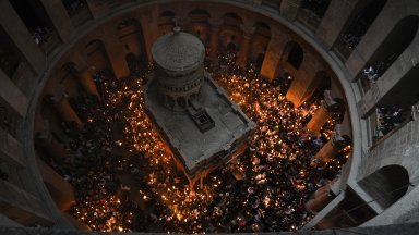 Според поверията едно от кандилата над Божи гроб се самозапалва