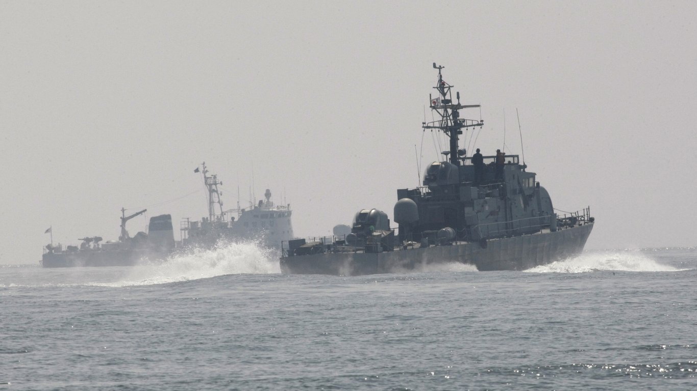 Южна Корея отправи предупредителни изстрели към севернокорейски патрулен кораб