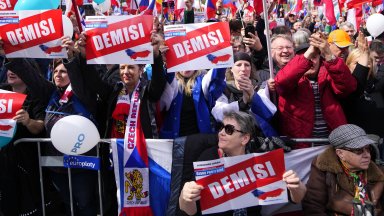 Снимка БТА Оставка оставка скандираха протестиращите Ние сме тук за да