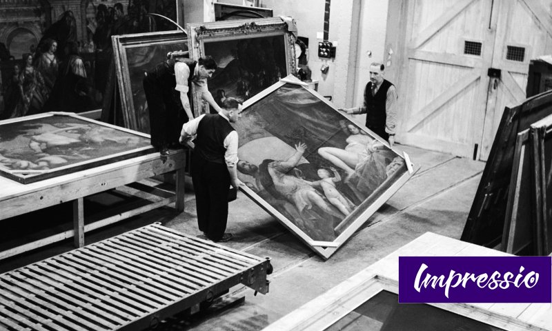 Септември 1942 г.: Служителите изнасят картина на Паоло Веронезе от ...