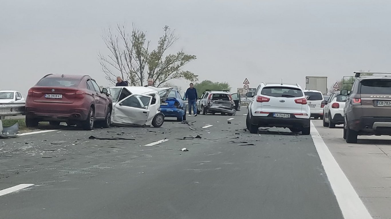 Горящ автомобил и верижен сблъсък на 5 коли блокираха АМ "Тракия" на две места