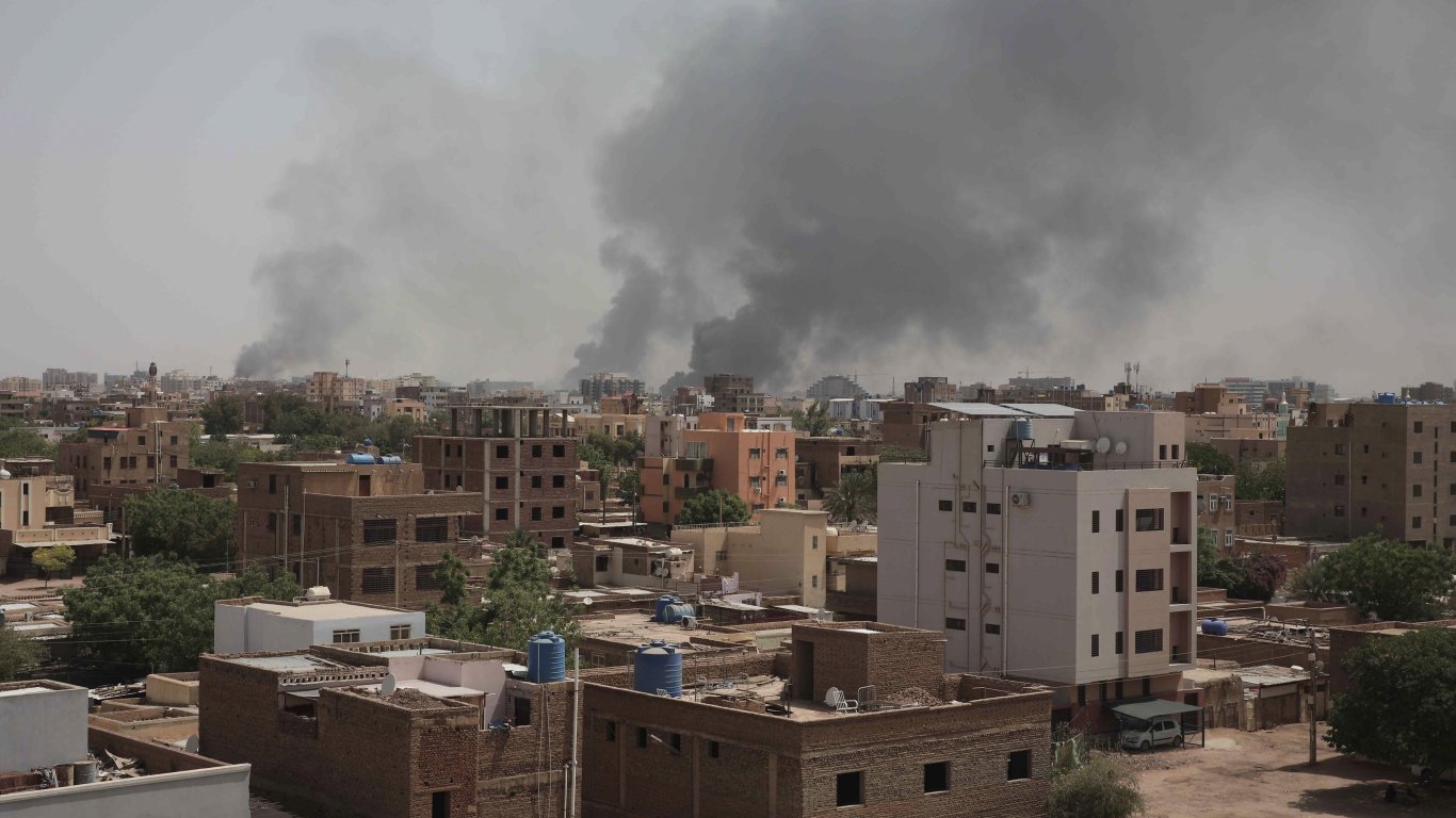 Простреляха висш служител на ЕК в Судан, боевете в Хартум спряха евакуация 