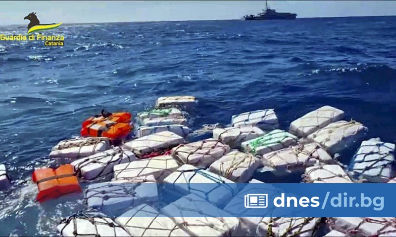 Полицията нарече находката в морето рекордна досега конфискация, съобщава БТА.
Наркотиците
