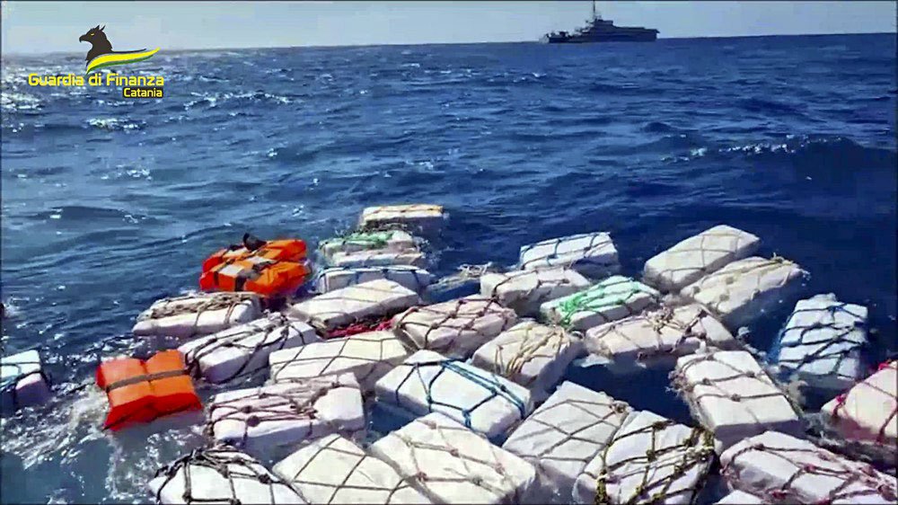 Пакети с кокаин, открити от италианската полиция в Сицилианския проток, 17 април 2023 г. 