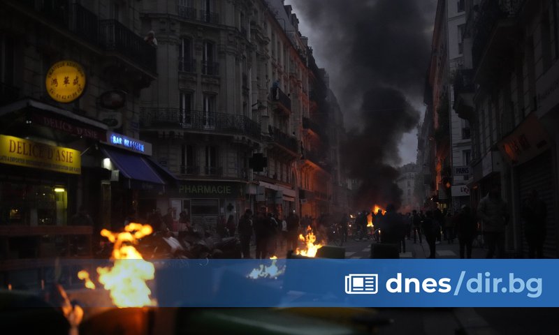 Макрон държа близо 13-минутна реч от кабинета си в Елисейския