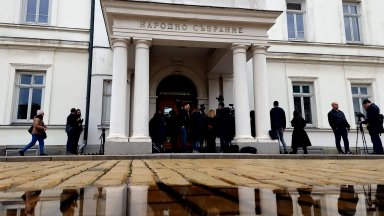 Представители на преговорните екипи на двете формации разговарят без присъствието