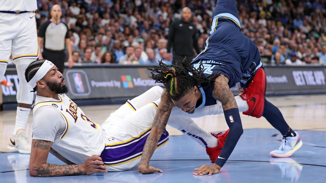 Бостън хвана здраво юздите на серията в НБА, скандалджия се размина с фрактура