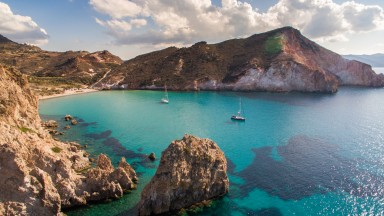 Един от най-красивите гръцки острови може да изчезне под тонове бетон