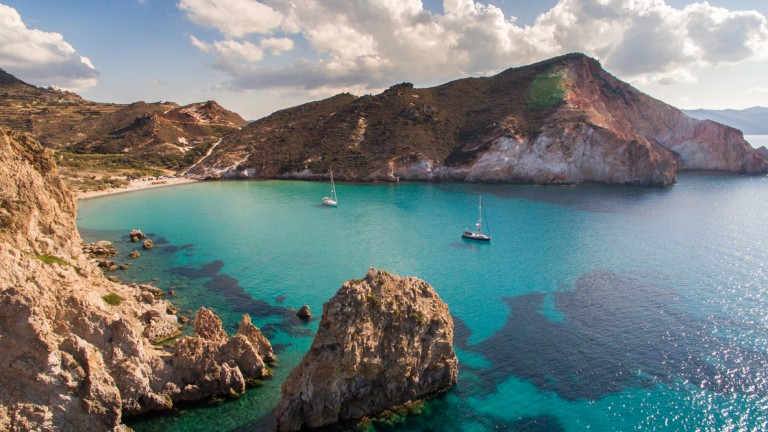 Един от най-красивите гръцки острови може да изчезне под тонове бетон