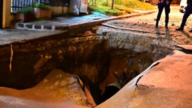Втори ден разчистват щетите след спукания магистрален водопровод във Варна