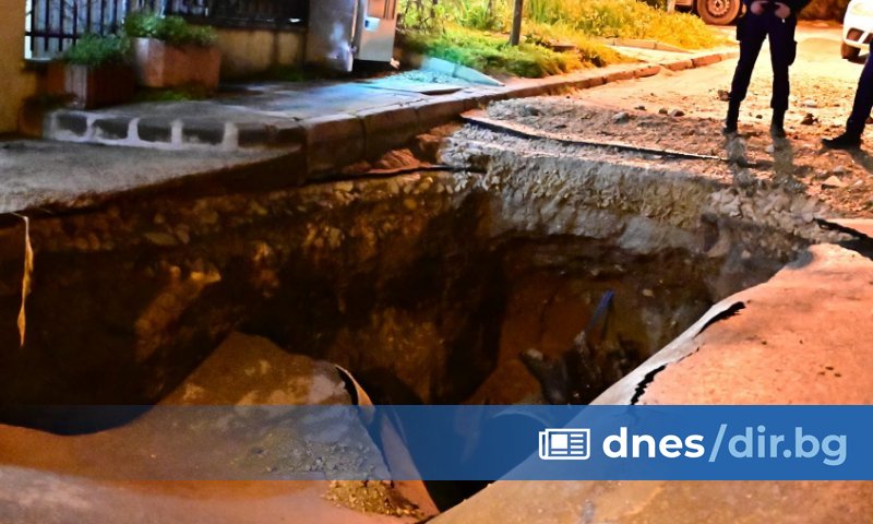 Втори ден разчистват щетите след спукания магистрален водопровод във Варна