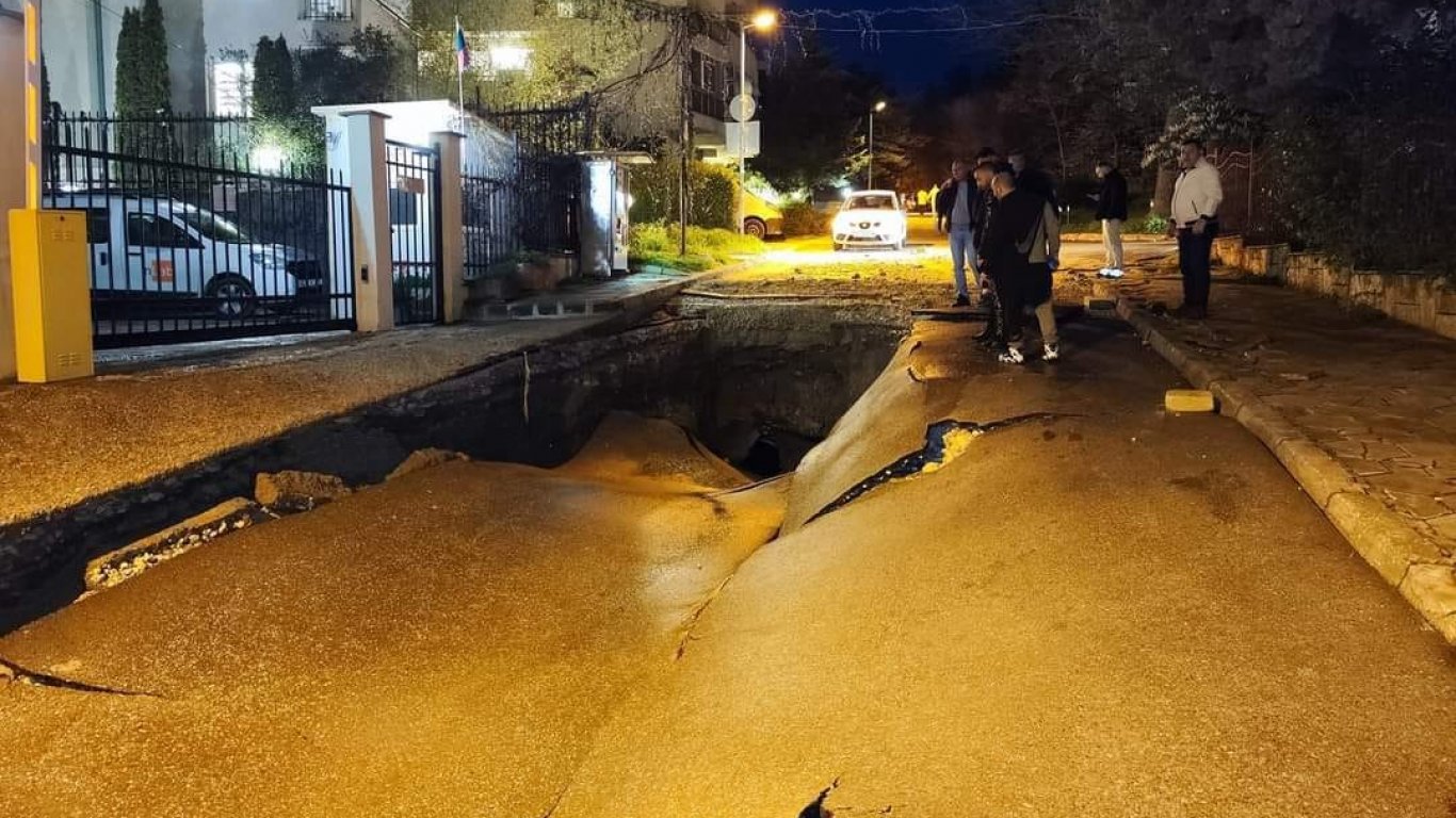 Спукан водопровод отвори кратер с дълбочина 2 метра във Варна, улица пропадна (видео/снимки)
