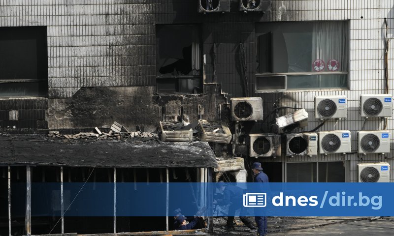 Снимка: БТА/АР Отвън главният вход на болницата изглеждаше почти непокътнат,