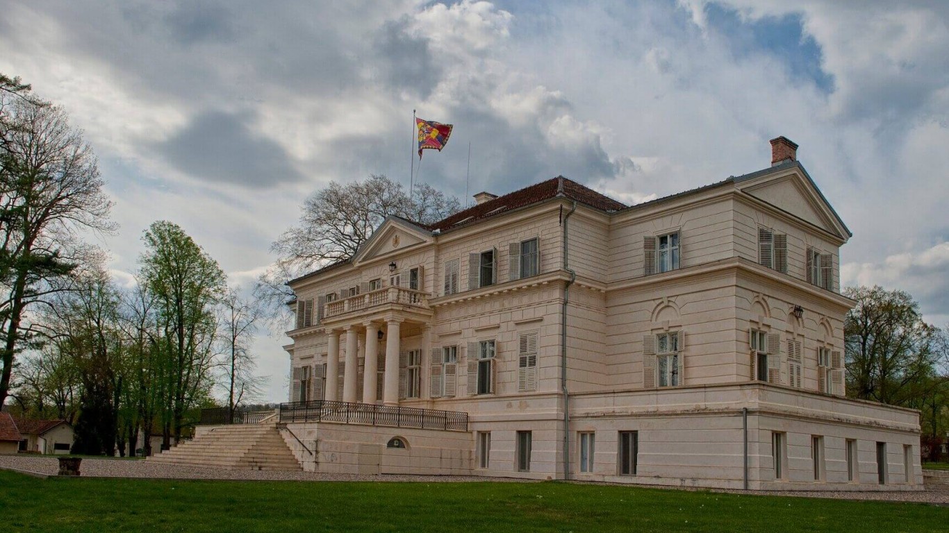 Румънското кралско семейство отваря чайната на имението Съвършин за  посетители