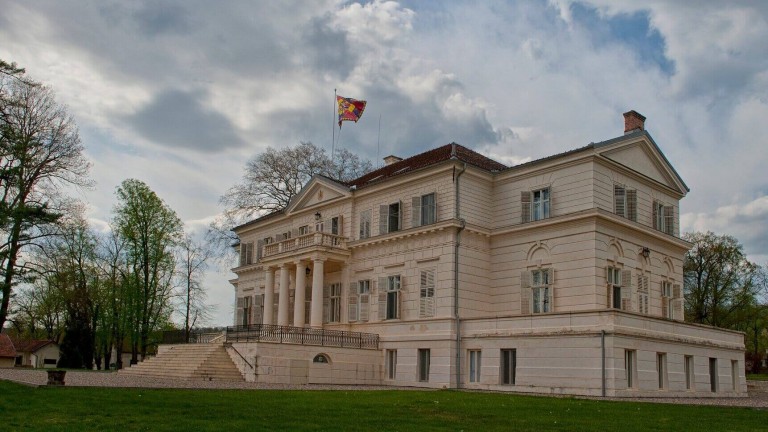 Румънското кралско семейство отваря чайната на имението Съвършин за  посетители