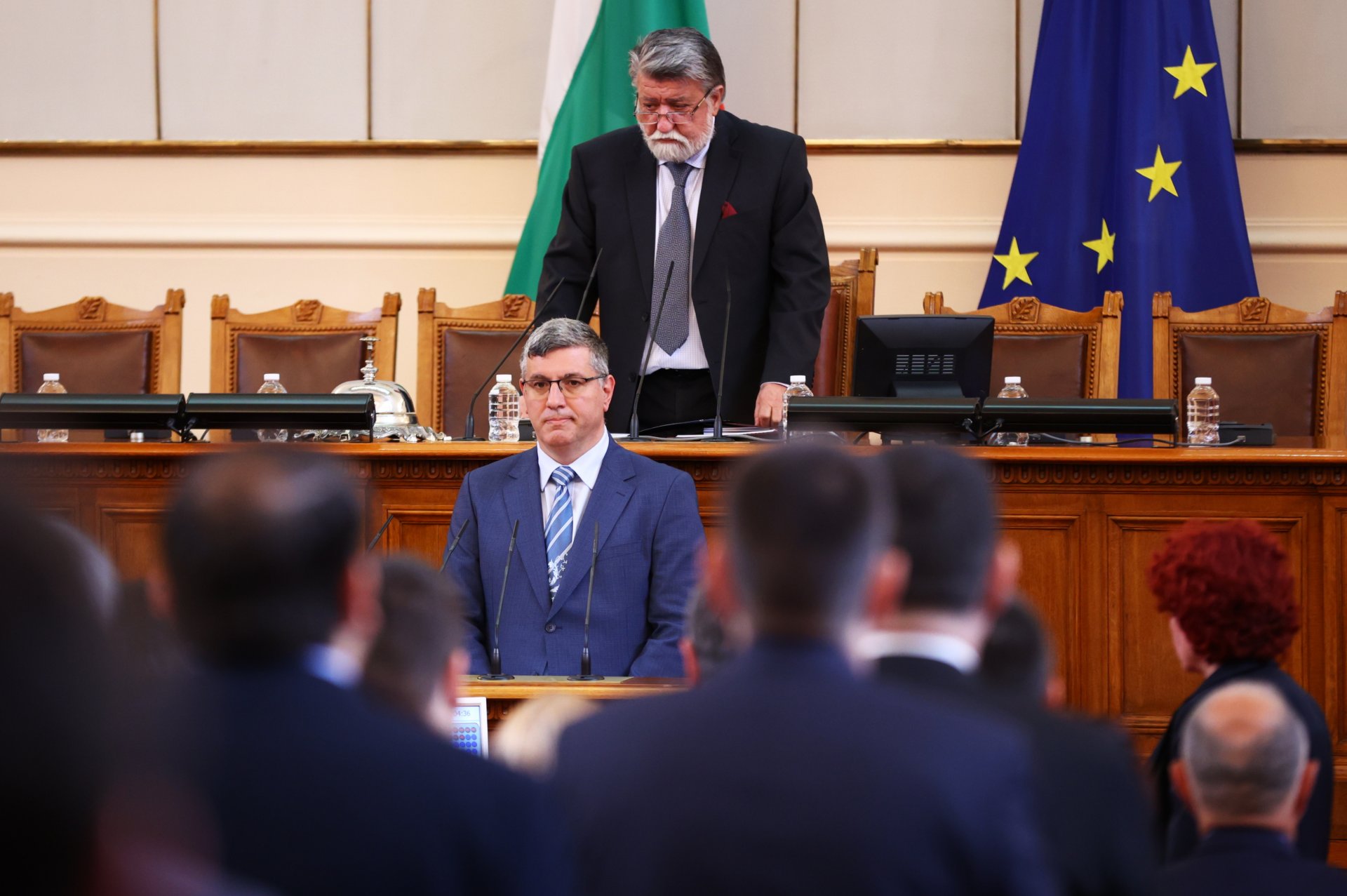 В началото на заседанието Андрей Цеков се закле като депутат - той зае мястото на Лена Бориславова, която се отказа от депутатското си място.