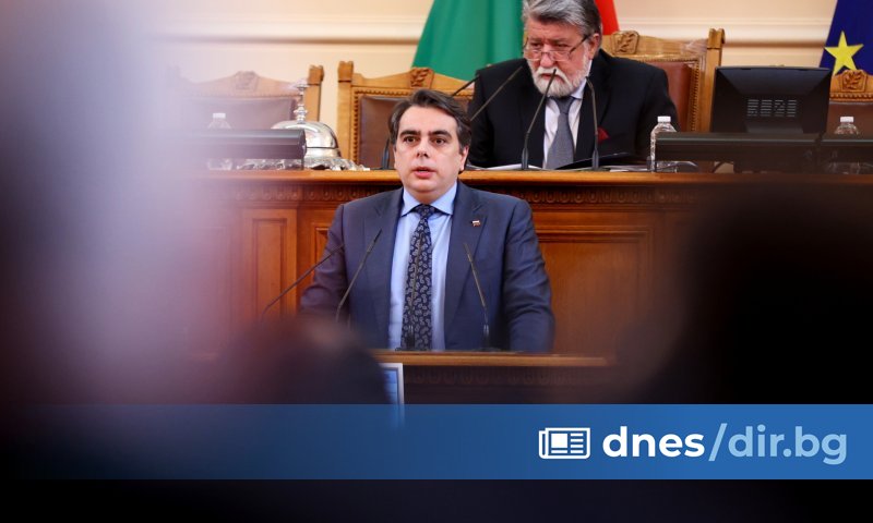 От парламентарната трибуна Василев от групата на ПП-ДБ се обърна