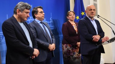 По думите му към момента Асен Василев остава в състава