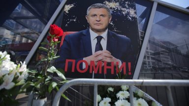 „Защото помним“: Колеги и приятели на Милен Цветков на бдение на лобното му място