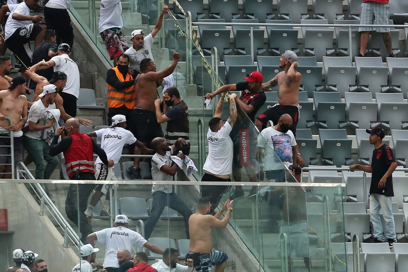 Пореден сблъсък на трибуните през 2014-а, преди забраната за гостуващи фенове в Сао Пауло