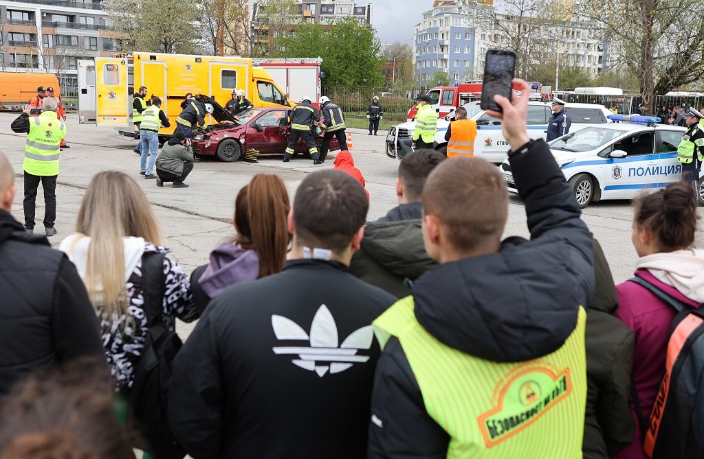 В рамките на инициативата на студентите по „Автомобилен и мотоциклетен спорт“ в НСА „Студенти за безопасност на пътя“ бяха проведени демонстрации по автомобилизъм и първа помощ при пътнотранспортно произшествие. 