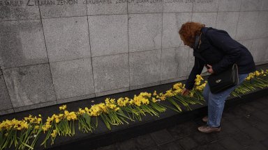 Църковни камбани и сирени прозвучаха в чест на въстаниците започнали