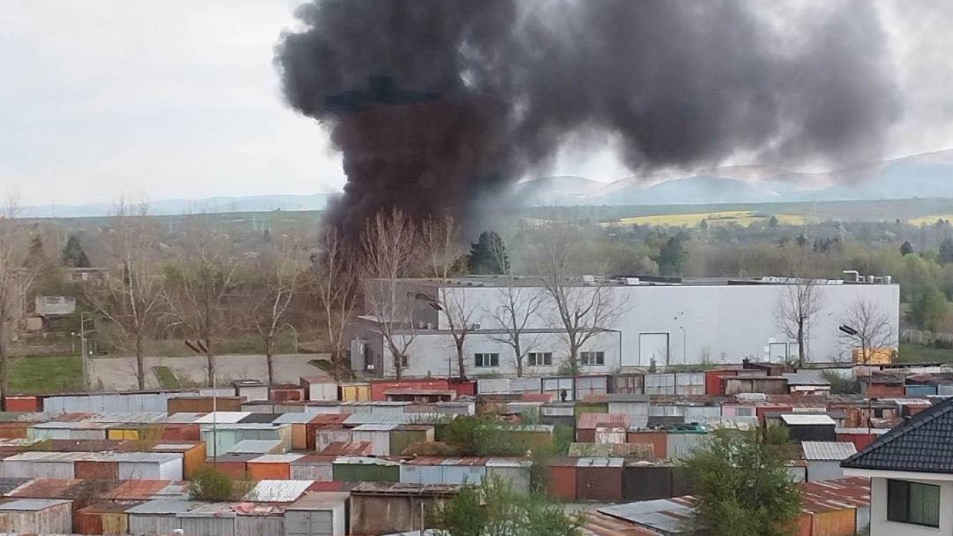 11 бракувани микробуса и автобуса са изгорели при пожара в Търговище