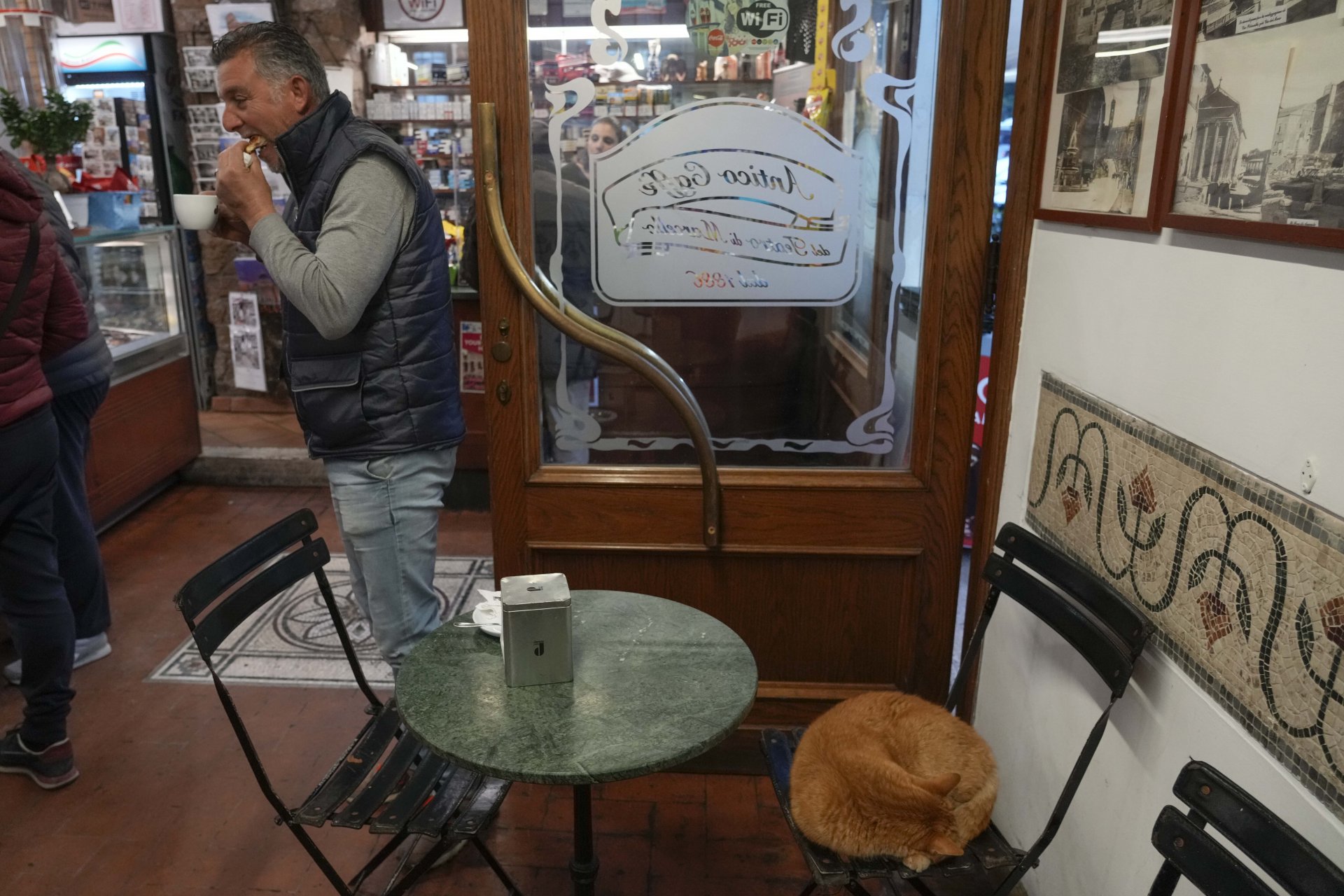 Кафенетата в италианските градове (това на снимката е в Рим) са туристическа атракция. Секторът обаче има нужда от кадри