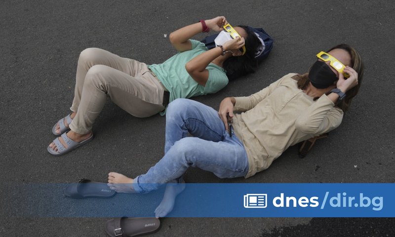 Снимка: БТА/АП Още снимки В столицата на Индонезия стотици хора