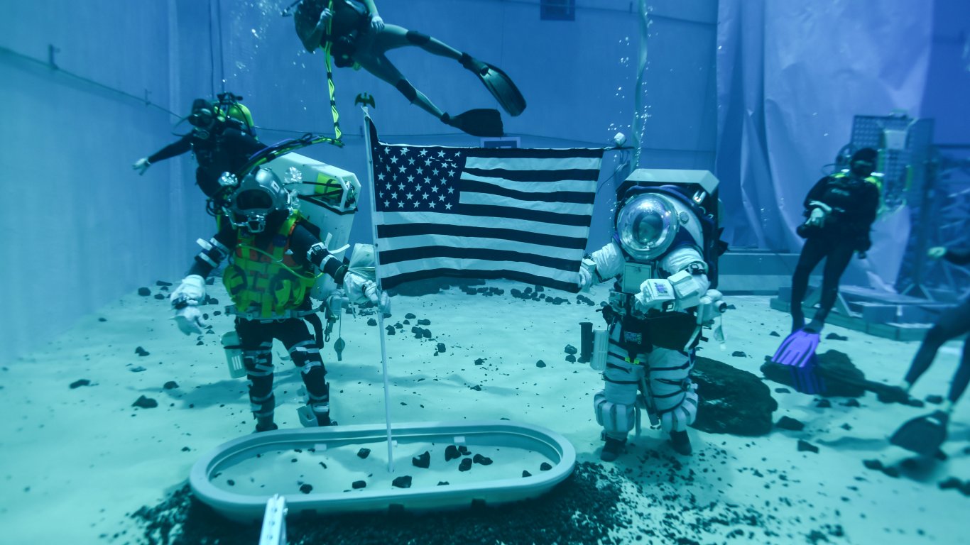 НАСА строи огромна подводна реплика на Луната