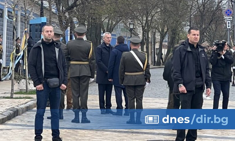 Столтенберг посети мемориала в чест на убитите в боевете украински