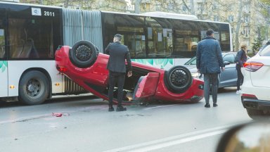 Автомобил се обърна по таван срещу Софийския университет