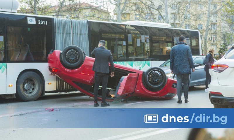 Инцидентът стана срещу Софийския университет.
Сблъскали са се два автомобила, като